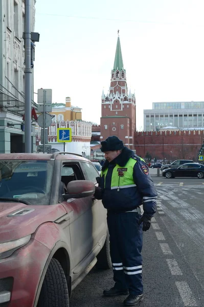 Москва Россия Февраль 2017 Инспектор Дорожно Патрульной Службы Милиции Проверяет — стоковое фото