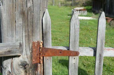 ALTAI REGION, RUSSIA - 16 Eylül 2020: Batı Sibirya 'daki bir köyün kırsal avlusunda bir kapı. Rusya
