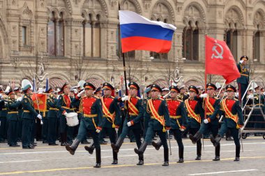 MOSCOW, RUSSIA-MAYIS 9, 2021: Komutanın alayının onur muhafızlarının askerleri Moskova Kızıl Meydanı 'ndaki bir askeri geçit töreninde Zafer bayrağını ve Rus bayrağını taşıdılar.