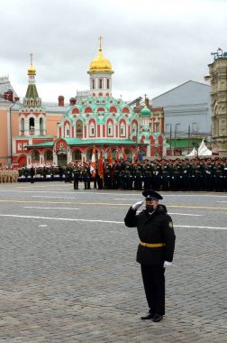 MOSCOW, RUSSIA-MAYIS 9, 2021: Büyük Vatanseverlik Savaşı 'ndaki zaferin 76. yıldönümü anısına düzenlenen geçit töreninde Moskova' nın Kızıl Meydan Başkanlık Alayı 'nın bir subayı