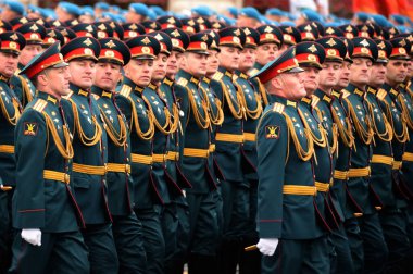 MOSCOW, RUSSIA-MAYIS 9, 2021: Rusya Federasyonu Silahlı Kuvvetleri Birleşik Silah Akademisi subayları Zafer Günü onuruna Kızıl Meydan geçit töreni sırasında