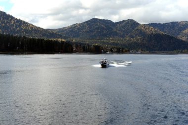 ALTAI REPUBLIC, RUSSIA - 27 Eylül 2020: Teletskoye Gölü 'nde tekne. Altai Cumhuriyeti. Batı Sibirya. Rusya