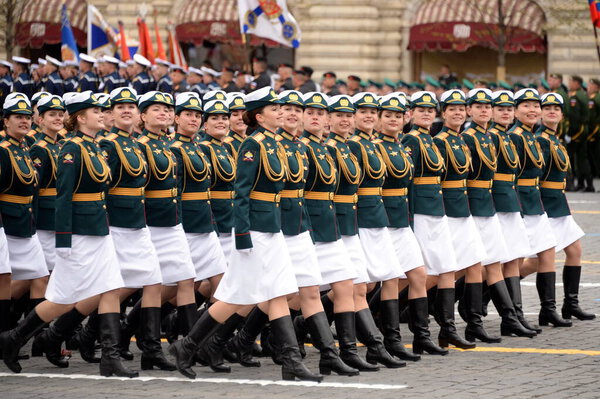 Москва, Россия - 9 мая 2021 года: курсантки Военного университета и Вольский военный институт материальной поддержки во время парада на Красной площади в честь Дня Победы