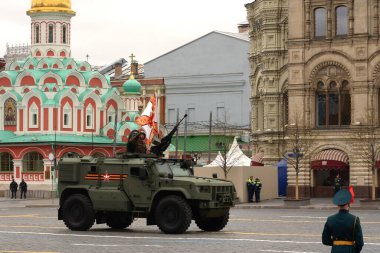 MOSCOW, RUSSIA-MAY 9, 2021: Zafer Günü onuruna Kızıl Meydan geçit töreni sırasında uzaktan kumandalı zırhlı araç 