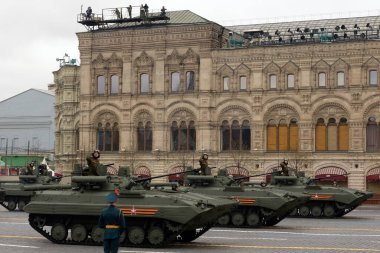 MOSCOW, RUSSIA-MAYIS 9, 2021: Berezhok savaş modülü ile BMP-2 savaş araçları Moskova 'daki Büyük Vatanseverlik Savaşı' nda zaferin 76. yıldönümü onuruna düzenlenen geçit töreninde