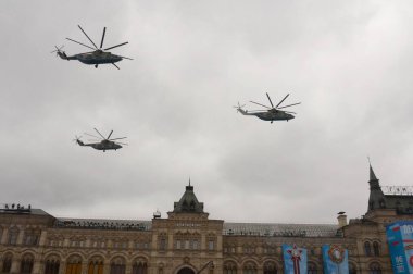 MOSCOW, Rusya-Mayıs 9, 2021 Moskova 'da Zafer Günü kutlaması. Bir grup Mi-26 askeri nakliye helikopteri Kızıl Meydan üzerinde uçuyor.