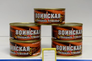 BRYANSK, RUSSA - 7 Haziran 2012: Rus kolonisindeki bir mağazanın rafında haşlanmış etle dolu teneke kutular