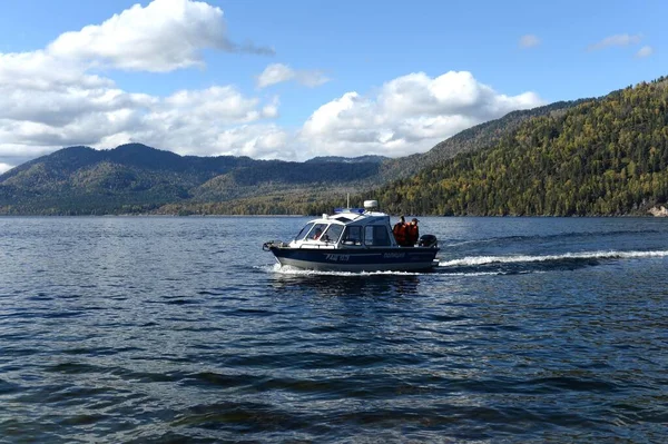 アルタイ共和国 ロシア 2020年9月27日 ノースシルバーPro 745輸送警察のキャビンボートはテレスコエ湖の水をパトロールしています アルタイ共和国 — ストック写真