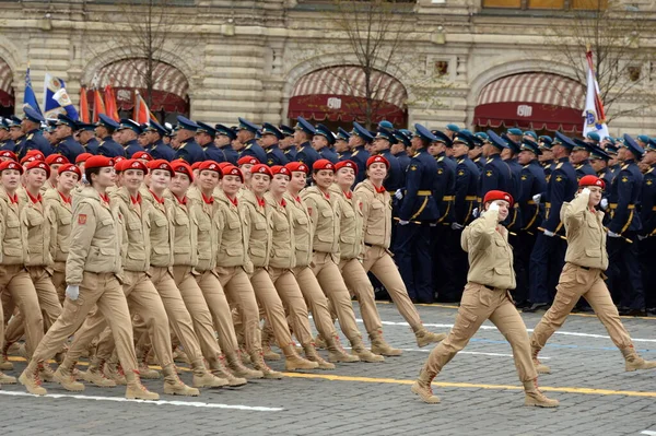 モスクワ ロシア5月9 2021 大祖国戦争の勝利パレード中のモスクワ赤広場での全ロシア軍愛国運動 Unarmia の若い女性 — ストック写真