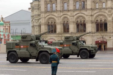 MOSCOW, RUSSIA-MAYIS 9, 2021: Çok amaçlı zırhlı araç 