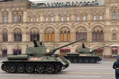 MOSCOW, RUSSIA-MAYIS 9, 2021: T-34-85 orta tankları Moskova 'daki Büyük Vatanseverlik Savaşı' ndaki zaferin 76. yıldönümü onuruna düzenlenen geçit töreninde