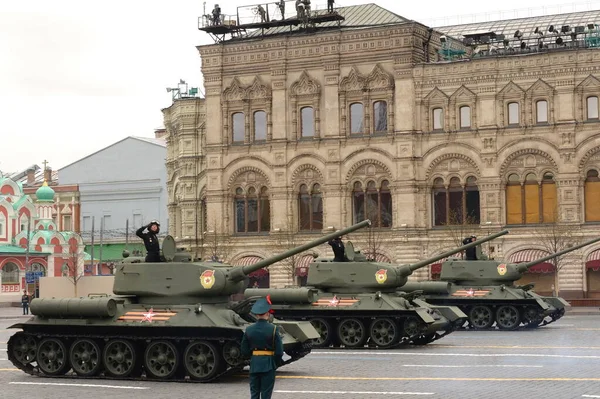 MOSCOW, RUSSIA-MAYIS 9, 2021: T-34-85 orta tankları Moskova 'daki Büyük Vatanseverlik Savaşı' ndaki zaferin 76. yıldönümü onuruna düzenlenen geçit töreninde