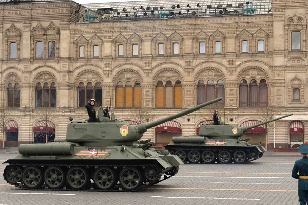 MOSCOW, RUSSIA-MAYIS 9, 2021: T-34-85 orta tankları Moskova 'daki Büyük Vatanseverlik Savaşı' ndaki zaferin 76. yıldönümü onuruna düzenlenen geçit töreninde