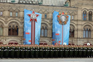 MOSCOW, RUSSIA-MAYIS 9, 2021: Askeri Lojistik Akademisi öğrencileri Zafer Günü onuruna Kızıl Meydan 'daki geçit sırasında Khrulev