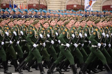 MOSCOW, RUSSIA-MAYIS 9, 2021: Askeri Lojistik Akademisi öğrencileri Zafer Günü onuruna Kızıl Meydan 'daki geçit sırasında Khrulev