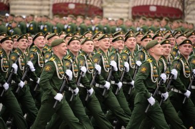 MOSCOW, RUSSIA-MAYIS 9, 2021: Rusya Silahlı Kuvvetleri Askeri Hava Savunma Akademisi öğrencileri Kızıl Meydan Zafer Günü geçit töreninde adını Mareşal A. Vasilevsky 'den almıştır.