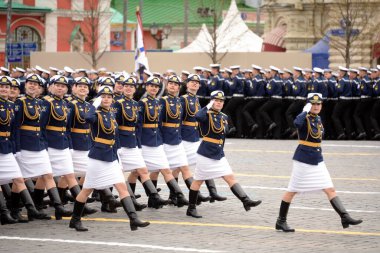 MOSCOW, RUSSIA-MAYIS 9, 2021: Kızıl Meydan 'daki geçit töreninde adını Mozhaiskiy' den alan Mareşal Zhukov Askeri Uzay Savunma Akademisi ve Askeri Uzay Akademisi 'nin bayan öğrencileri