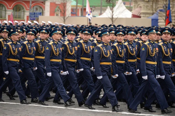 2021年5月9日 莫斯科 在红场庆祝胜利日的阅兵式上 空军学院军官以N Zhukovsky教授和Yuri Gagarin的名字命名 — 图库照片