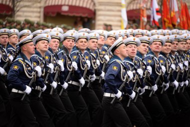 MOSCOW, RUSSIA-MAYIS 9, 2021: Zafer Günü onuruna Moskova Kızıl Meydanı 'ndaki geçit töreninde Donanma Politeknik Enstitüsü öğrencileri