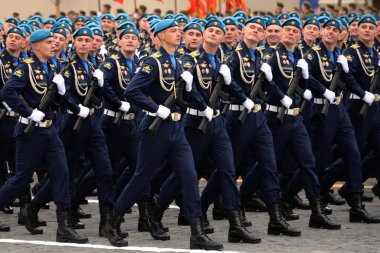 MOSCOW, RUSSIA-MAYIS 9, 2021: Hava Kuvvetleri Akademisi öğrencileri Profesör N. E. Zhukovsky ve Yu 'dan sonra isimlendirildi. Zafer Günü onuruna Kızıl Meydan 'daki geçit sırasında A. Gagarin