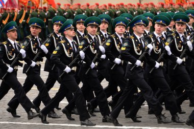 MOSCOW, RUSSIA-MAYIS 9, 2021: Rusya FSB Moskova Sınır Enstitüsü öğrencileri, Zafer Günü onuruna Moskova 'nın Kızıl Meydanı' ndaki geçit törenine katıldılar.