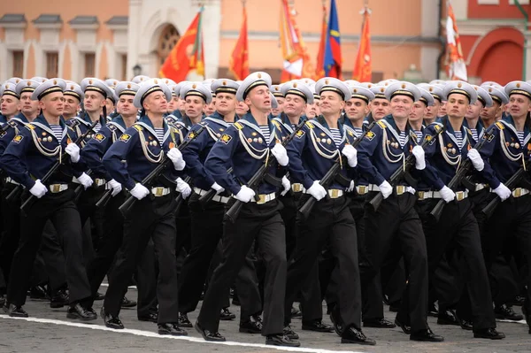 MOSCOW, RUSSIA-MAYIS 9, 2021: Zafer Günü onuruna Moskova Kızıl Meydanı 'ndaki geçit töreninde Donanma Politeknik Enstitüsü öğrencileri