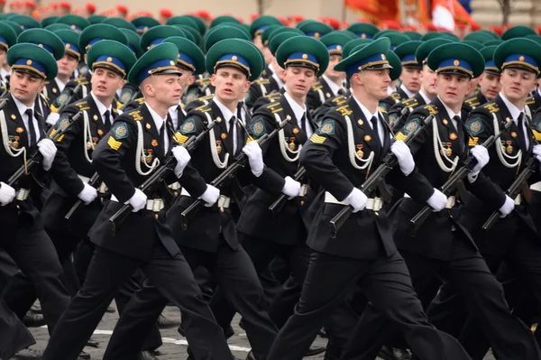 2021年5月9日 莫斯科 俄罗斯联邦安全局莫斯科边境研究所的学员参加了在莫斯科红场举行的庆祝胜利日的游行 — 图库照片