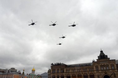 MOSCOW, RUSSIA-MAYIS 9, 2021: Zafer Hava Geçidi sırasında Moskova 'nın Kızıl Meydanı üzerinde çok amaçlı Mi-8AMTSh helikopterlerinden oluşan bir grup