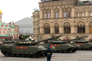 MOSCOW, RUSSIA-MAYIS 9, 2021: Rus T-72B3M ana savaş tankı Moskova 'nın Kızıl Meydan geçit töreninde