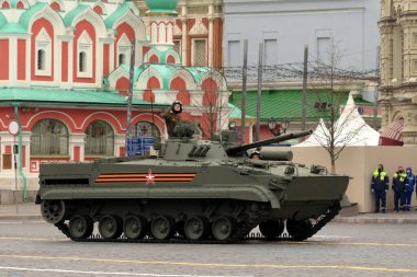 MOSCOW, RUSSIA-MAYIS 9, 2021: BMP-3 piyade savaş aracı Moskova 'daki Kızıl Meydan' daki Zafer Günü Askeri Geçidi 'nde