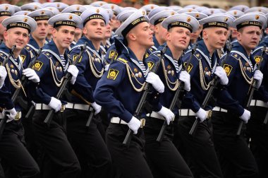 MOSCOW, RUSSIA-MAYIS 9, 2021: Karadeniz Yüksek Donanma Okulu öğrencileri, Moskova 'nın Kızıl Meydanı' ndaki Zafer Günü onuruna düzenlenen geçit töreninde P.S. Nakhimov 'un adını verdiler.