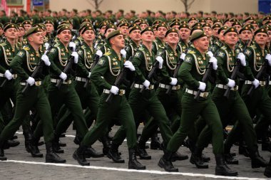 MOSCOW, RUSSIA-MAYIS 9, 2021: Askeri Uzay Akademisi öğrencileri Moskova 'nın Kızıl Meydanı' ndaki Zafer Günü onuruna düzenlenen geçit töreninde A. F. Mozhaisky 'nin adını verdiler.