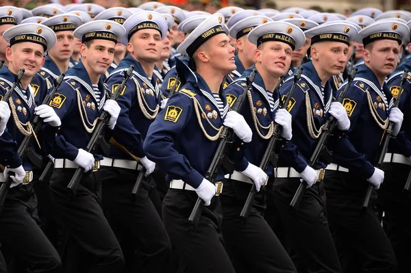 2021年5月9日 莫斯科 在莫斯科红场庆祝胜利日的阅兵式上 黑海高级海军学校的学员以中希莫夫的名字命名 — 图库照片