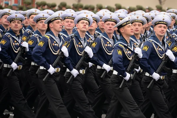 モスクワ ロシア5月9 2021 勝利の日を記念してモスクワの赤の広場でパレード中のP ナヒモフにちなんで名付けられた黒海高等海軍学校の士官候補生 — ストック写真