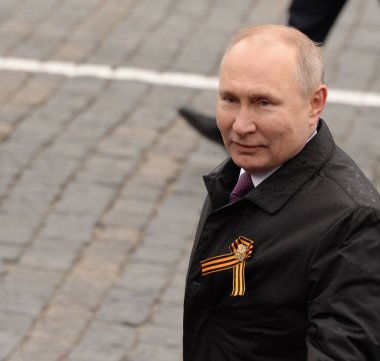 MOSCOW, Rusya-Mayıs 9, 2021: Rusya Federasyonu Başkanı Vladimir Putin Moskova 'nın Kızıl Meydanı' nda Zaferin 76. yıldönümü kutlamalarında