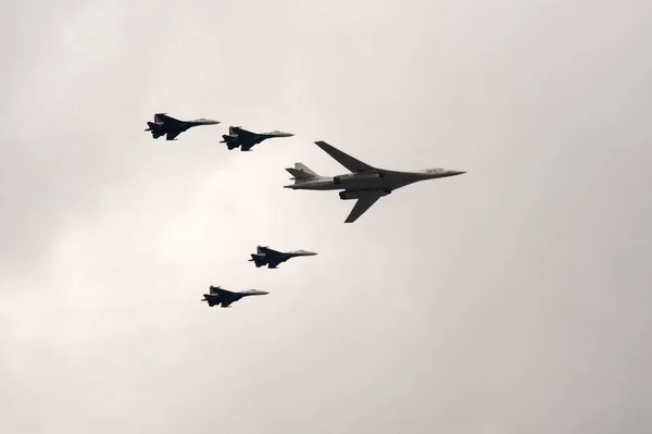 モスクワ ロシア 2021年5月9日 35S戦闘機とTu 160超音速長距離戦略爆撃機のグループがパレード中にモスクワの赤の広場を飛ぶ — ストック写真