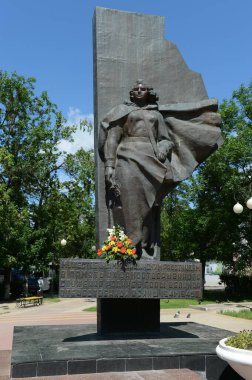 KALUGA, RUSSIA - 17 Haziran 2012: Kaluga Meydanı 'ndaki Büyük Vatanseverlik Savaşı sırasındaki hizmetlerinin anısına tıp çalışanları anıtı