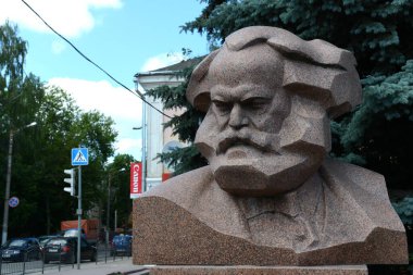 KALUGA, RUSSIA - 17 Haziran 2012: Kaluga 'da Karl Marx Anıtı