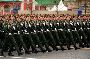 MOSCOW, RUSSIA-MAYIS 9, 2021: Askeri Uzay Akademisi öğrencileri Moskova 'nın Kızıl Meydanı' ndaki Zafer Günü onuruna düzenlenen geçit töreninde A. F. Mozhaisky 'nin adını verdiler.