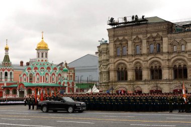 MOSCOW, RUSSIA-MAYIS 9, 2021: Rusya Federasyonu Kara Kuvvetleri Komutanı, Ordu Generali Oleg Salyukov Zafer Günü geçit töreninde 