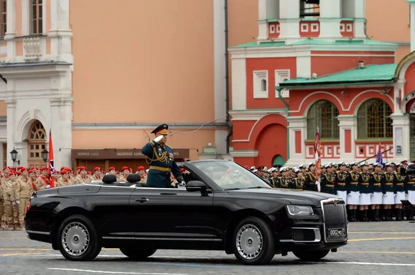 モスクワ ロシア 2021年5月9日 勝利の日に専用のパレードで車 アウルス でロシア連邦陸軍総司令官オレグSalyコフ — ストック写真