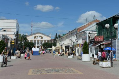  KALUGA, RUSSIA - 17 Haziran 2012: Kaluga 'daki Teatralnaya Caddesi' nde bir yaz günü