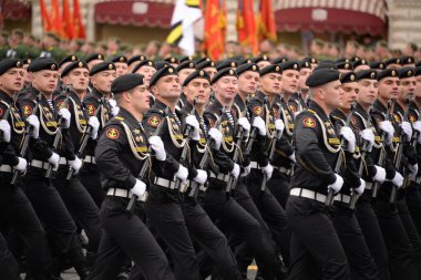 MOSCOW, RUSSIA-MAYIS 9, 2021: Zafer Günü onuruna Moskova Kızıl Meydanı geçit töreni sırasında Kuzey Donanması kıyı birliklerinin 61. Kirkenes Deniz Tugayı 'nın askerleri