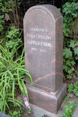  MOSCOW, RUSSIA-10 Temmuz 2021: Moskova 'daki Vagankovsky Mezarlığı' ndaki Aralıkçı Pavel Sergeevich Bobrishchev-Puşkin 'in mezarı