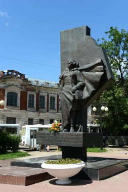  KALUGA, RUSSIA - 17 Haziran 2012: Kaluga Meydanı 'ndaki Büyük Vatanseverlik Savaşı sırasındaki hizmetlerinin anısına tıp çalışanları anıtı