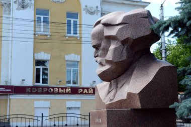  KALUGA, RUSSIA - 17 Haziran 2012: Kaluga 'da Karl Marx Anıtı
