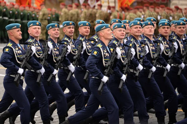 2021年5月9日 在莫斯科红场庆祝胜利日的阅兵式上 梁赞机载指挥学校的学员以V Margelov的名字命名 — 图库照片