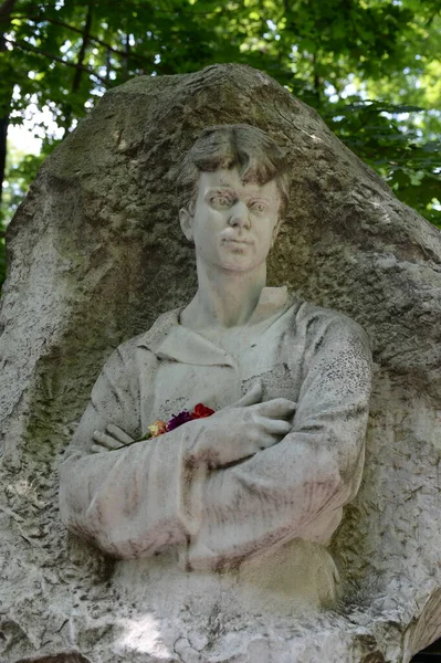 モスクワ ロシア7月10 2021 モスクワのVagankosky墓地でロシアの詩人セルゲイ イェセニンの墓の記念碑 — ストック写真