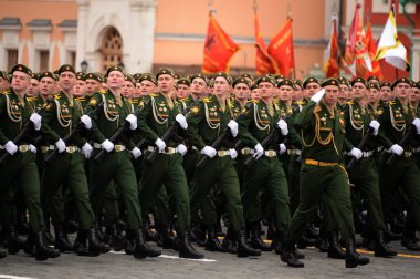 MOSCOW, RUSSIA-MAYIS 9, 2021: Büyük Stratejik Füze Kuvvetleri Askeri Akademisi 'nin Serpukhov şubesi öğrencileri Moskova' nın Kızıl Meydanı 'ndaki Zafer Günü onuruna düzenlenen geçit töreni sırasında