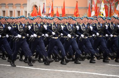 MOSCOW, RUSSIA-MAYIS 9, 2021: Ryazan Havacılık Komuta Okulu öğrencileri Moskova 'nın Kızıl Meydanı' ndaki Zafer Günü onuruna düzenlenen geçit töreninde V. F. Margelov 'un adını verdiler.